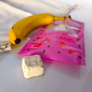 Liofilizuoti bananų ir graikiško jogurto kąsneliai Liofilizuoti bananų ir graikiško jogurto kąsneliai Liofilizuoti užkandžiai