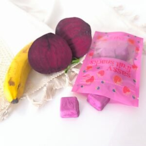 Liofilizuoti burokėlių, bananų ir graikiško jogurto kąsneliai Liofilizuoti burokėlių, bananų ir graikiško jogurto kąsneliai Liofilizuoti užkandžiai